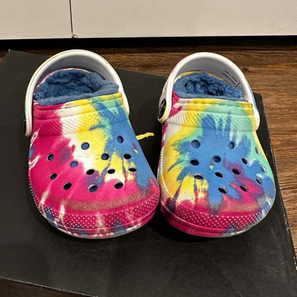 Tie dye baby crocs lined with fur